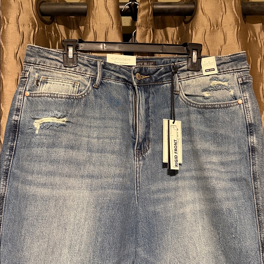Judy Blue Rosalie NWT Straight Light Wash Distressed Jeans 16W - Picture 3 of 8